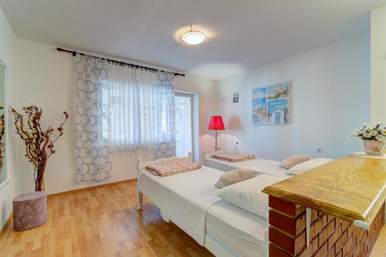 Apartments By The Beach Adela Senj Senj (Lika-Senj) Exterior foto